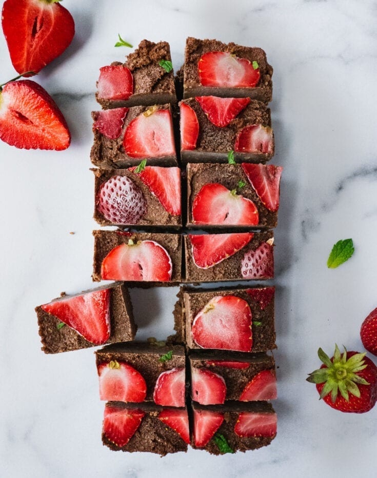 Vegan Chocolate Fudge Bars | This raw vegan chocolate fudge packed with nutrients, the healthy protein and fat from the nuts and seeds as well as the antioxidant from the cacao powder. It is paleo, refined sugar-free and super easy to make. It makes a perfect energy bite for a quick pre-workout snack or mid-afternoon pick-me-up healthy option. | #veganrecipe #healthysnack #healthydessert #chocolate #choclatesnack #chocolatebars