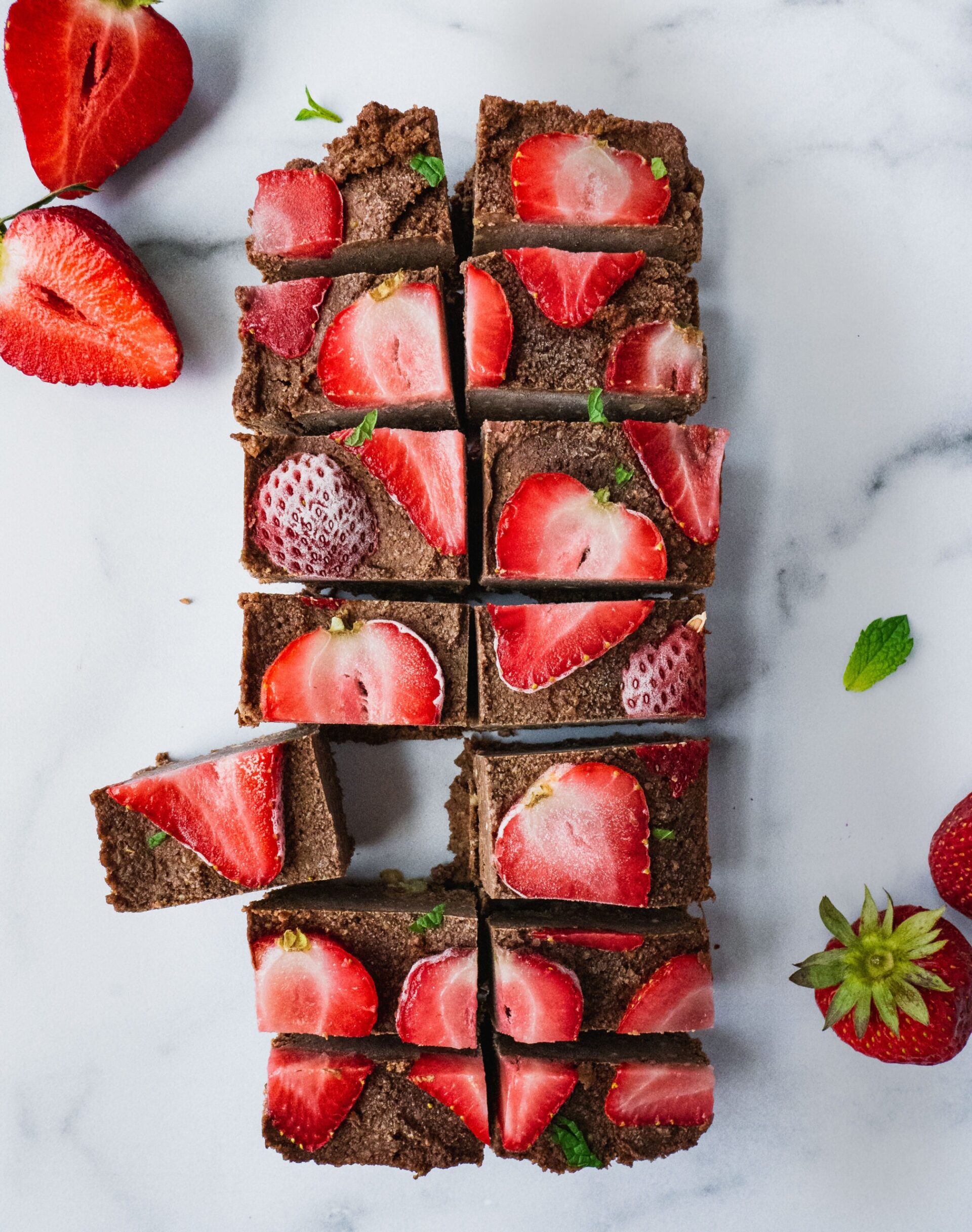 Vegan Chocolate Fudge Bars | This raw vegan chocolate fudge packed with nutrients, the healthy protein and fat from the nuts and seeds as well as the antioxidant from the cacao powder. It is paleo, refined sugar-free and super easy to make. It makes a perfect energy bite for a quick pre-workout snack or mid-afternoon pick-me-up healthy option. | #veganrecipe #healthysnack #healthydessert #chocolate #choclatesnack #chocolatebars