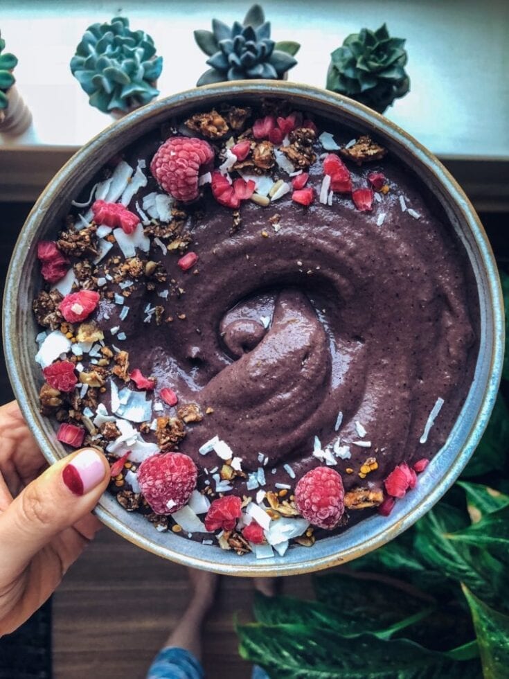 Chocolate Raspberry Smoothie | This delicious vegan smoothie recipe is also gluten-free, Paleo-friendly & refined sugar free! You’ll definitely want to add this one to your healthy smoothies recipe collection! | Shuangy’s Kitchen Sink #shuangyskitchensink #vegan #glutenfree #paleo #vegansmoothies #paleosmoothies #healthysmoothies #chocolatesmoothies #realfoodrecipes