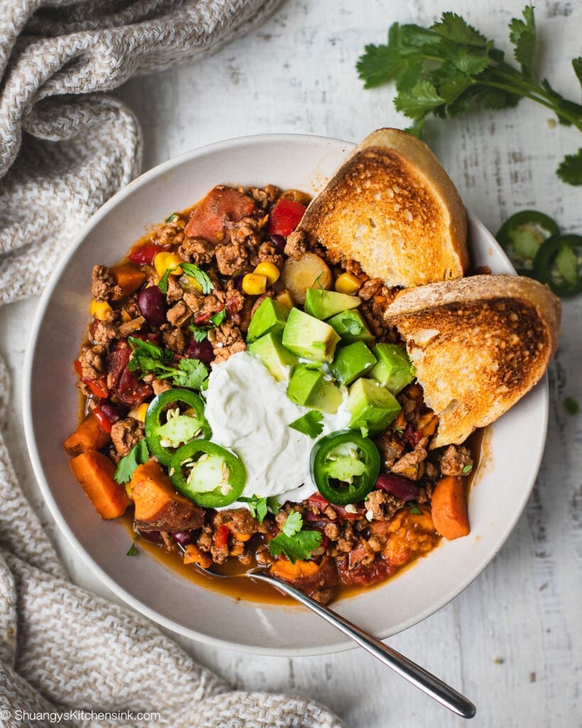 https://shuangyskitchensink.com/wp-content/uploads/2018/11/updated-Sweet-Potato-Chili-2-819x1024.jpg