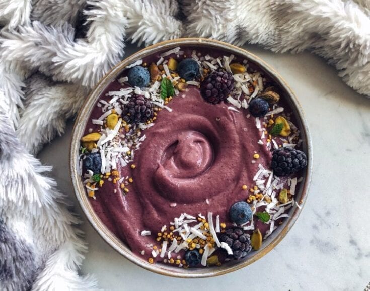 This Smoothie Bowl recipe the perfect breakfast to kick off the day. It is not only delicious and easy to make, but also dairy-free, gluten-free, vegan and full of anti-inflammatory ingredients. Shuangy's Kitchensink | #shuangyskitchensink #glutenfree #dairyfree #smoothie #smoothierecipes #smoothiebowls