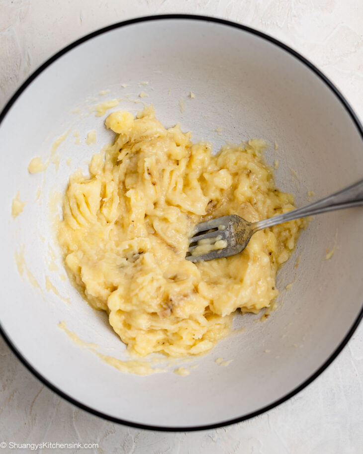 Step by step instruction on how to make almond flour banana bead.