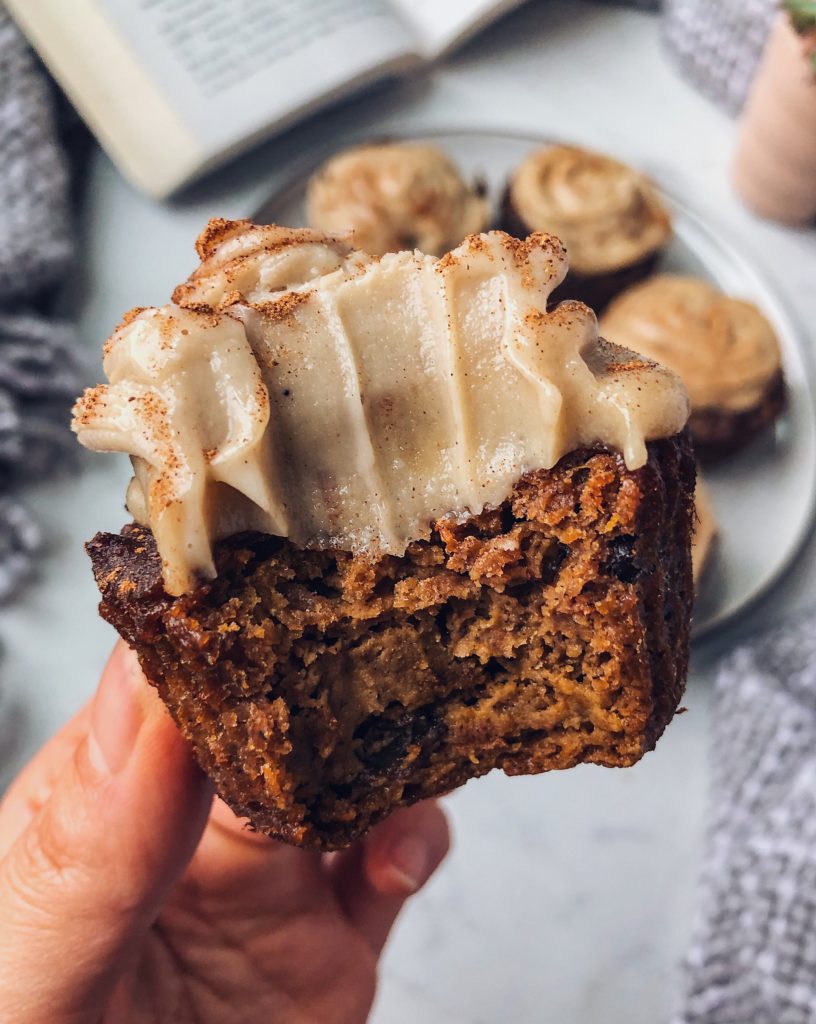 Muffin Morning Glory con Glaseado de Queso Crema de Anacardo y Coco