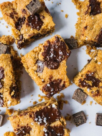 Chocolate Chip Blondies (Cookie Bars) | These healthy Chocolate Chip Blondie Bars are the best gluten free, dairy free, paleo dessert that are so easy to make. Crispy edges, gooey and buttery inside, topped off with dark chocolate chunks and flaky sea salt, these chocolate blondies are just the best paleo gluten free dessert for the whole family. |#healthydessert #chocolatechip #cookierecipe #paleodessert #glutenfreedessert #healthyrecipe #easydessert
