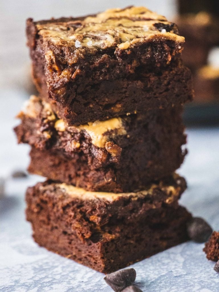 Healthy Flourless Sweet Potato Brownie | This healthy and easy flourless gooey brownie recipe is made with sweet potato and almond butter. These chewy brownies are packed with healthy fat protein and gluten free dairy free, refined sugar free, paleo, and can be made vegan easily. The best healthy alternative of brownie recipe you ever need! | #shuangyskitchensink #brownie #healthybrownie #healthydessert #sweetpotato #chocolate #paleodessert #paleo #glutenfree #dairyfree #dessertrecipe