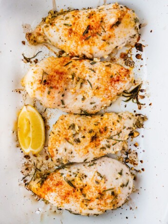 Oven Baked Chicken breasts | Oven Baked Chicken breasts that are so juicy and flavorful. This easy roasted chicken recipe makes the best protein source for a healthy dinner and meal prep for the whole family. This oven baked chicken is also gluten free, sugar free and whole 30 friendly. | Whole 30 #whole30 healthy dinner #healthydinner whole 30 dinner #whole30dinner chicken breast #chicken roasted chicken #roastedchicken oven baked chicken #ovenbakedchicken