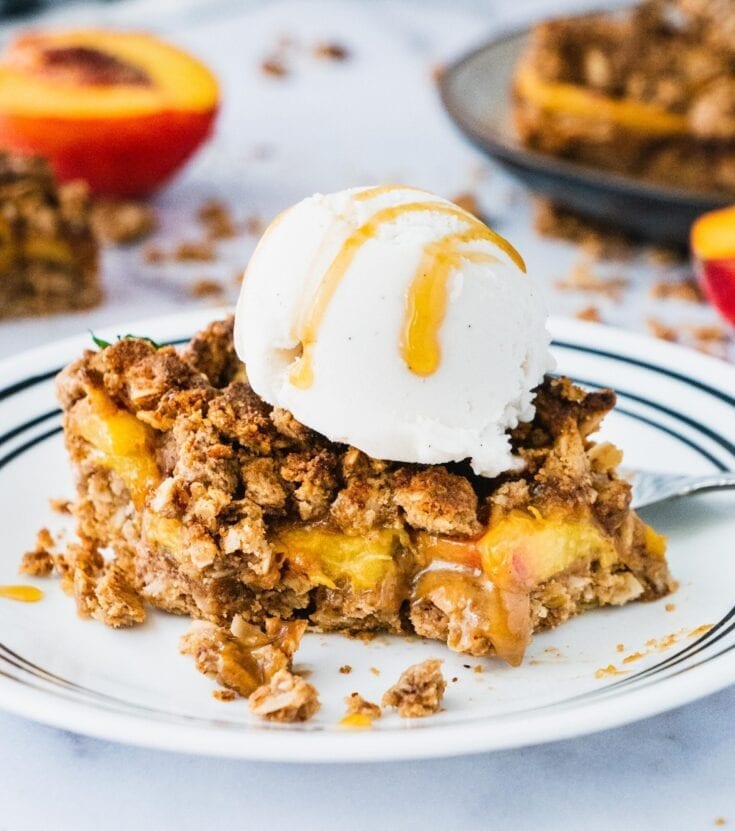 Peach Crisp Crumble Bars| Looking for the perfect summer peach dessert? The buttery crumbly crust and perfect crisp layered with sweet juicy fresh summer peaches fillings, these Peach Crisp Crumble Bars are the perfect sweet dessert for this summer. It is also gluten free, vegan and refined sugar free. |#crumblebars #peachdessert #glutenfreedessert #healthydessert #easydessert #healthyrecipes #vegandessert#veganrecipes