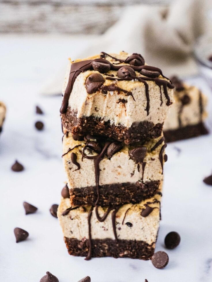 Peanut butter chocolate vegan cheesecake | This healthy vegan cheesecake recipe is one of my favorite vegan dessert. Stuffed with peanut butter and chocolate, these cashew cheesecake bites are creamy, fluffy and so delicious. It is dairy free, gluten free, can be easily made paleo. | Peanut Butter Chocolate Vegan Cheesecake | #vegandessert #vegancheesecake #peanutbutterchocolate #chocolatecake #veganrecipe