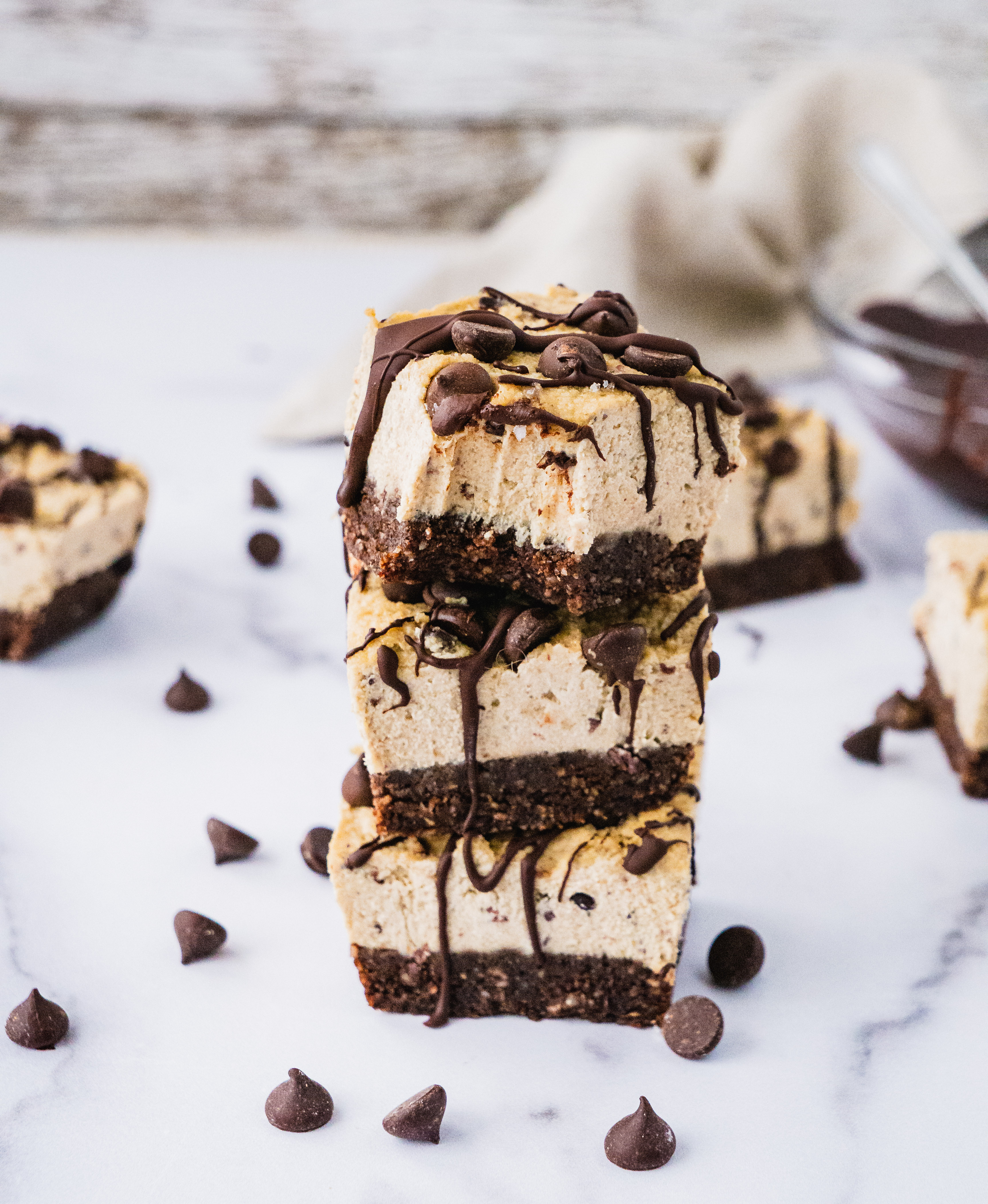 Peanut butter chocolate vegan cheesecake | This healthy vegan cheesecake recipe is one of my favorite vegan dessert. Stuffed with peanut butter and chocolate, these cashew cheesecake bites are creamy, fluffy and so delicious. It is dairy free, gluten free, can be easily made paleo. | Peanut Butter Chocolate Vegan Cheesecake | #vegandessert #vegancheesecake #peanutbutterchocolate #chocolatecake #veganrecipe
