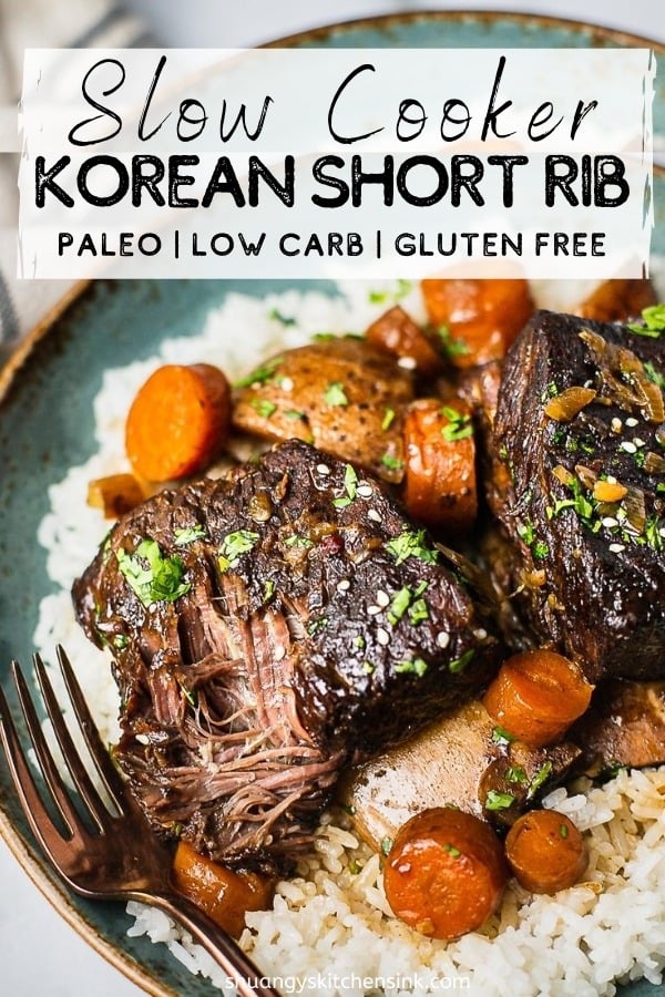 En tallerken med slow cooker koreanske short ribs serveret med jasminris. Der er gulerødder, kartofler i og garneret med koriander... Der er en gaffel der får et stykke oksekød, der falder af benet.