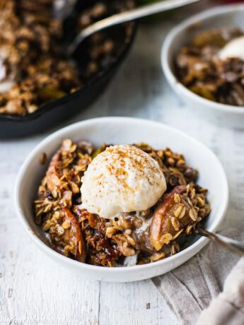 Step by Step instruction how making caramel apple crisp filling in one bowl.
