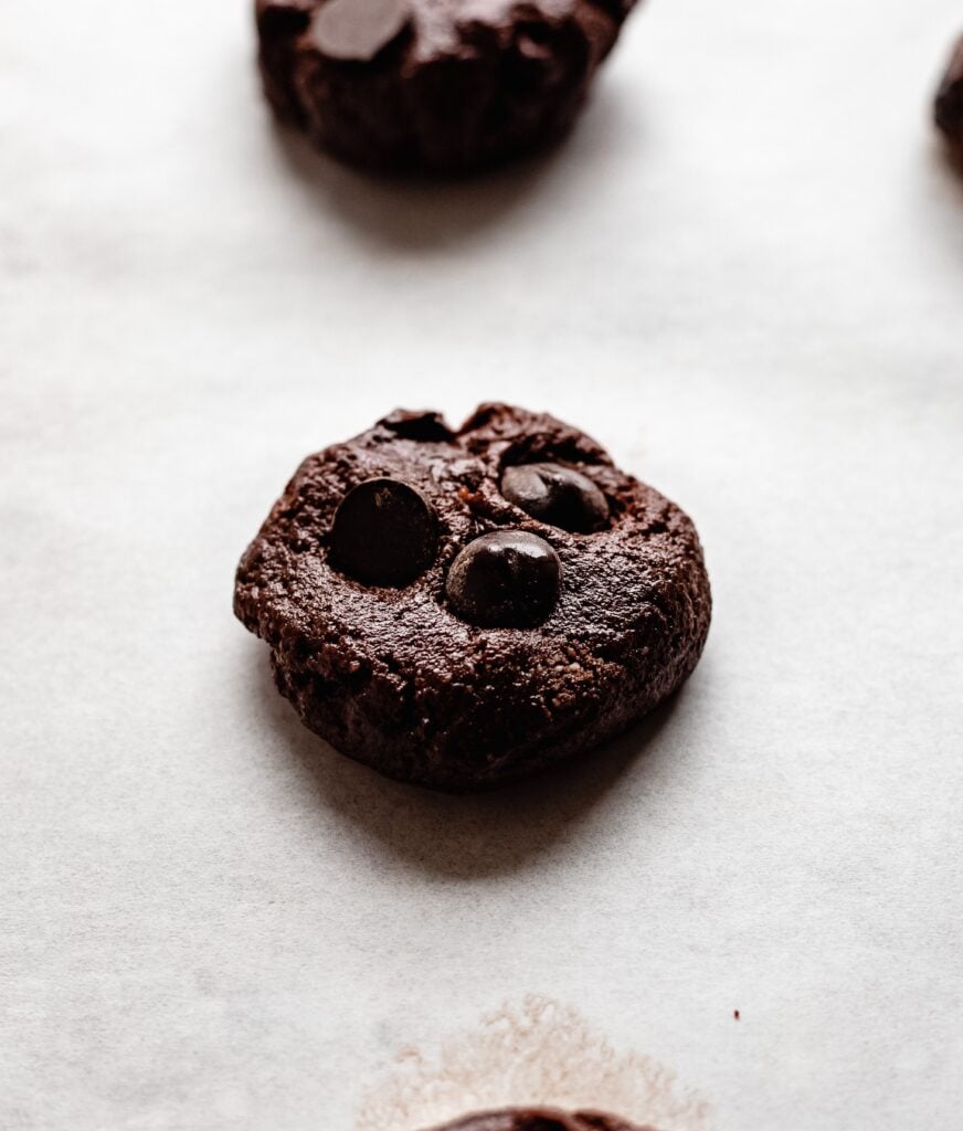 Instructie over hoe je de beste gezonde vegan chocoladekoekjes maakt.