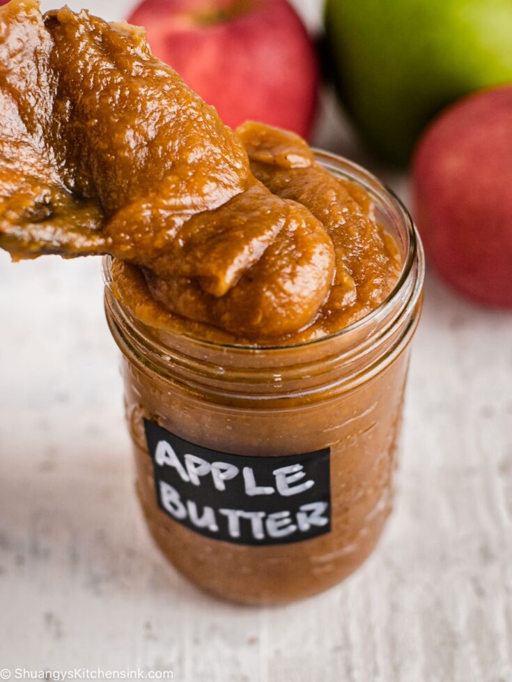 Caramelized and sugar-free apple sauce is being pored into a mason jar