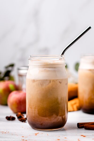 A homemade apple crisp macchiato in a cute maison jar with vegan steamed milk