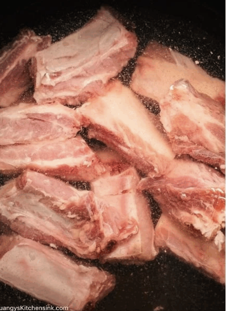 Step by step instruction to make sweet and sour ribs - Add the ribs into a big pot of water. Bring the water to a boil and boil for 5 minutes.