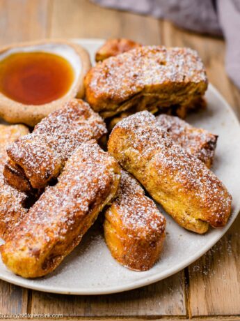 air fryer French toast sticks with sweet maple syrup dip