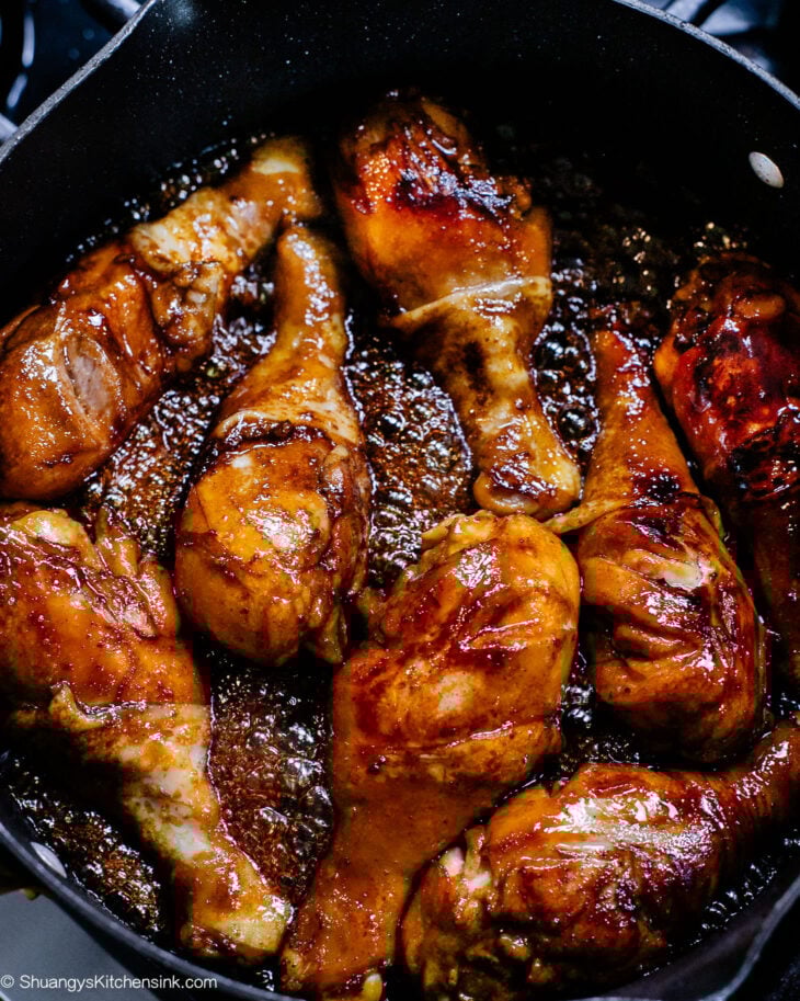 Step by step instruction for making red braised chicken drumsticks.