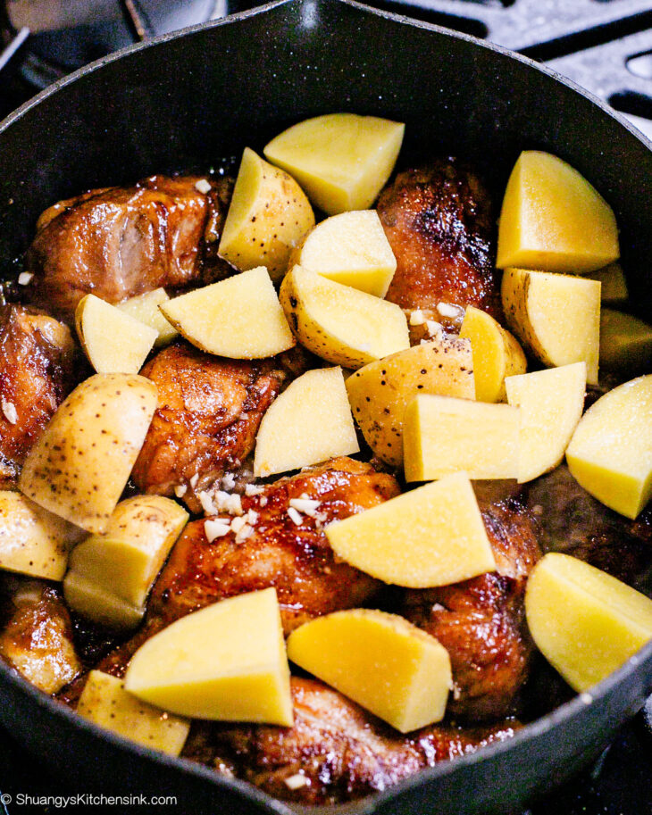 Step by step instruction for making red braised chicken drumsticks.