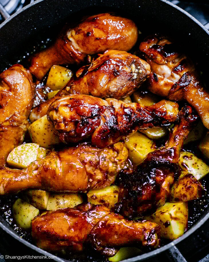 Step by step instruction for making red braised chicken drumsticks.