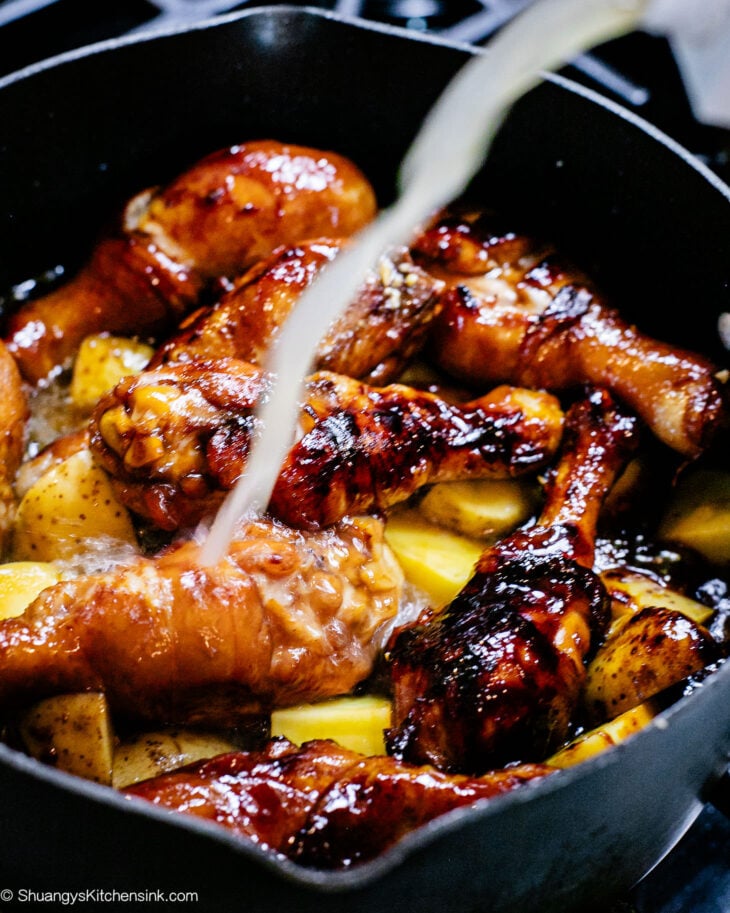 Step by step instruction for making red braised chicken drumsticks.