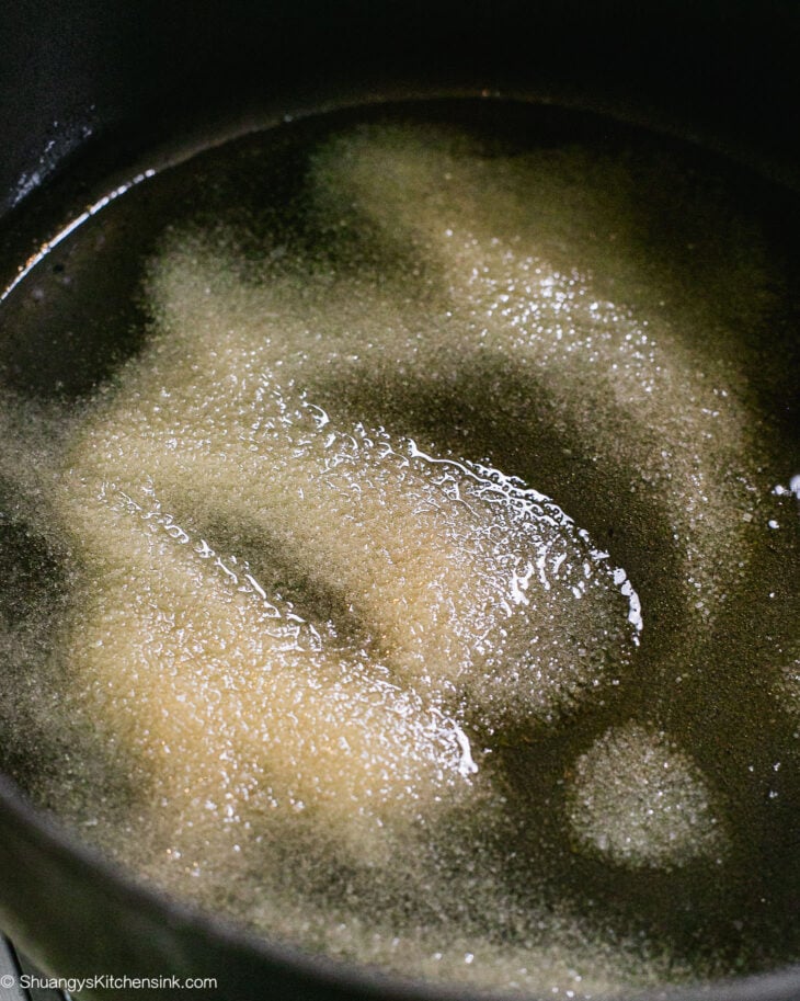 Step by step instruction for making red braised chicken drumsticks.
