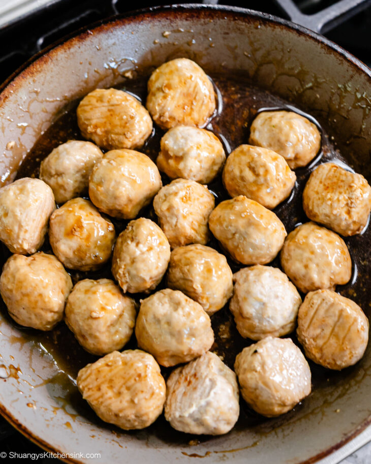 Step by step instruction for honey garlic meatballs -Add in the cooked meatballs. Gently move around to coat each meatball with the sauce.