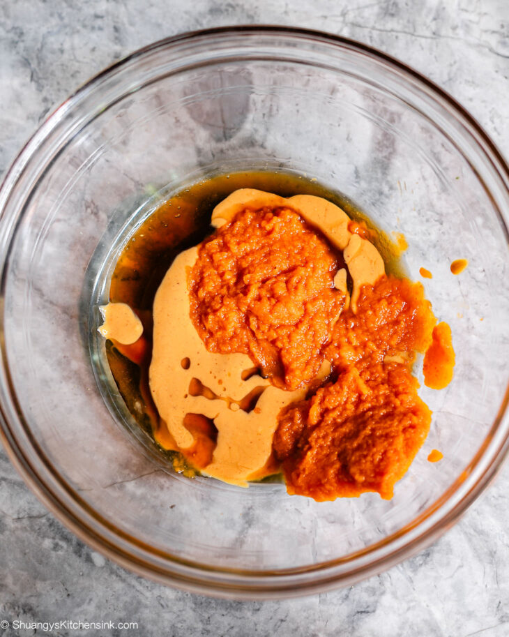 Instruction to make pumpkin oat energy balls.