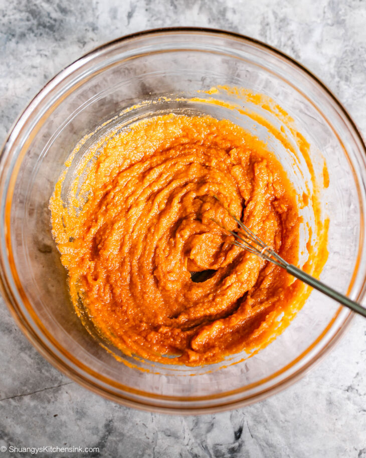 Instruction to make pumpkin oat energy balls.