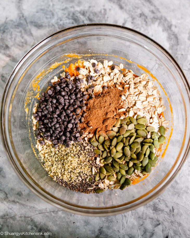Instruction to make pumpkin oat energy balls.