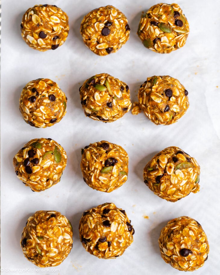 Instruction to make pumpkin oat energy balls.